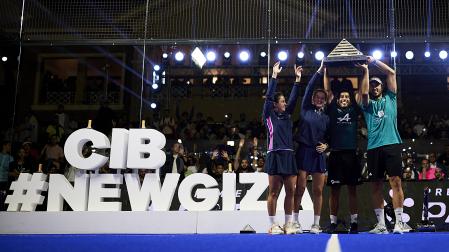 De izda. a dcha., los vencedores del pasado año en El Caitro Paula Josemaría, Ari Sánchez, Federico Chingotto y Ale Galán con los trofeos