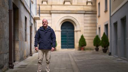 El periodista y divulgador pamplonés Juan Echenique, en la calle Salsipiuedes, uno de los “imprescindibles” de su libro