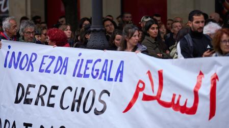 Un momento de la concentración, este martes 14 de abril en Pamplona.