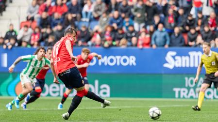 Ante Budimir también engañó el pasado domingo al portero del Betis Álvaro Valles