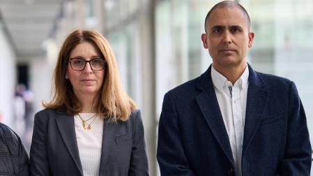 Victoria Güeto, médica de familia en el centro de salud de Mendillorri, y Gorka Docio, cirujano en el hospital García Orcoyen de Estella