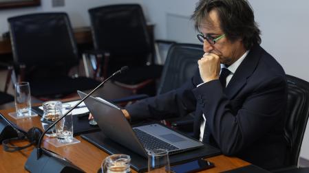 El auditor de Comptos Miguel Ángel Aurrecoechea, minutos antes del inicio de su comparecencia en el Parlamento de Navarra