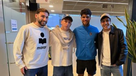 Jon Moncayola, Víctor Muñoz y Manu Sánchez junto a Carlos Alcaraz en el Conde de Godó