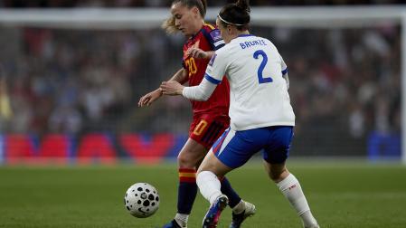 La española Claudia Pina, en una acción ante la inglesa Lucy Bronze