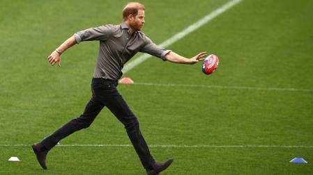 El príncipe Harry probó a practicar el fútbol australiano, con el objetivo de acercarse al público local