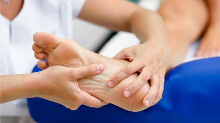 Una fisio trata a un paciente de espolón calcáneo, un crecimiento óseo en forma de espina en el hueso del talón
