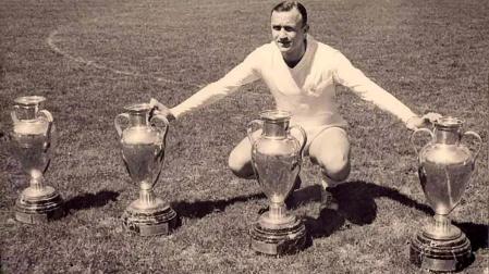 José Emilio Santamaría, con las Copas de Europa que ganó con el Real Madrid