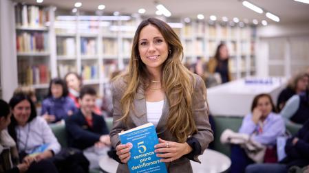 La dietista nutricionista Blanca García-Orea, conocida como @blancanutri en las redes sociales, presentó su último libro en la biblioteca de Diario de Navarra.