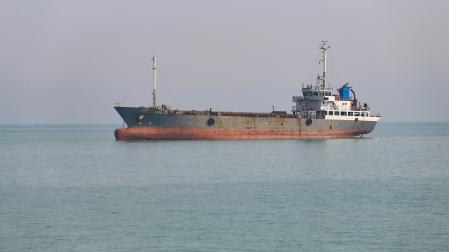 Foto de archivo de unn carguero en el golfo Pérsico, frente a las costas de Irán