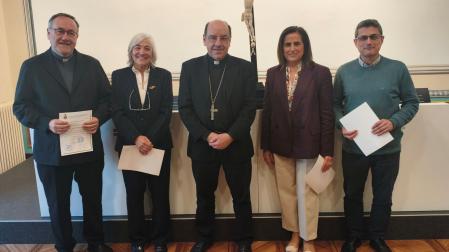 De izquierda a derecha, José Javier Anaut, María Sagaseta de Ilurdoz, monseñor Florencio Roselló, Pilar Villarreal y José Manuel García de Eulate.