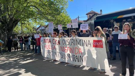 Imagen de la concentración de los trabajadores de INTIA de este miércoles