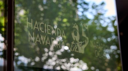 Imagen del cartel de la sede de la Hacienda Foral