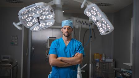 El doctor Borja Fernández Ibarburu en quirófano