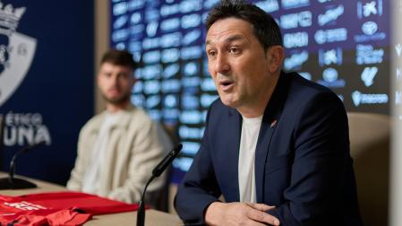 Braulio Vázquez, durante la rueda de prensa renovación Iker Muñoz, detrás