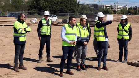 Imagen de la visita del alcalde de Tudela, Alejandro Toquero -en el centro-, a las obras de construcción de las futuras piscinas de verano de la ciudad