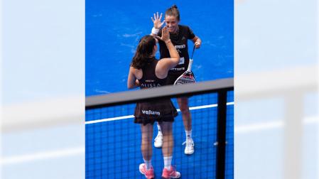 Marta Ortega y MArtina Calvo celebran la victoria en el primer encuentro del NewGiza P2
