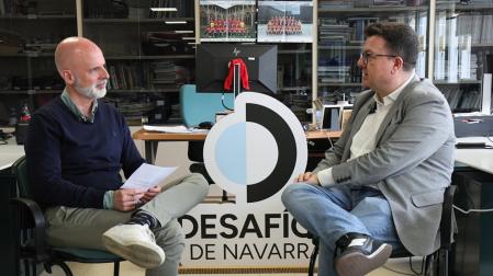 Yulen Garmendia, periodista de Diario de Navarra, y el economista y asesor Carlos Medrano Sola.