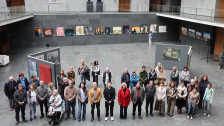 Parte de los artistas acudieron a la inauguración, acompañados de amigos y familiares. En la imagen, con los parlamentarios forales