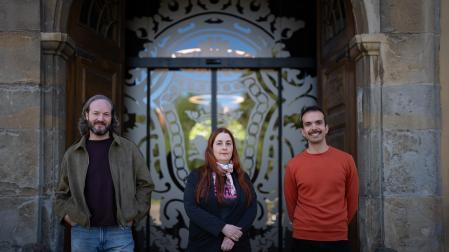 De izquierda a derecha dpvillanueva, Maia Villot de Diego e Iñigo Gómez Eguíluz en la Sala de Armas