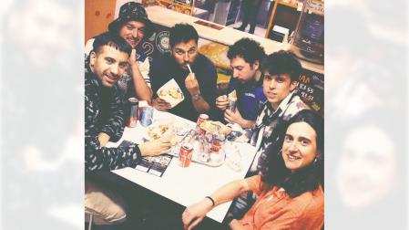 Desde la izquiera, Iván Pastor (voz), Pablo Jaime 'Chino' (keytar), Iban Martín 'Durruti' (bajo), Javier Ruiz 'Txolarre' (guitarra), Íñigo Méndez (güiro) e Itziar Ustes (octapad)