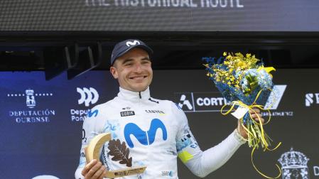 El ciclista del Movistar Carlos Canal, en el podio tras ganar la segunda etapa de la carrera O Gran Camiño 2026