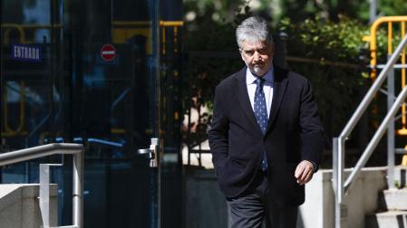 El exsenador y exdirector de la Policía Ignacio Cosidó abandona la Audiencia Nacional en Madrid, este miércoles, donde ha sido citado de nuevo como testigo en el juicio del 'caso Kitchen'