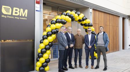 Directivos de Supermercados BM y responsables del Gobierno de Navarra, en la inauguración del establecimiento en Pamplona