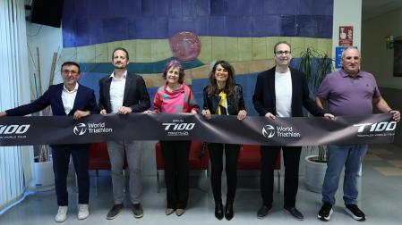 José Hidalgo, presidente de la FETRI, Sam Renouf, CEO de la PTO, Rebeca Esnaola, consejera, Maider Beloki, concejala, Jorge Aguirre, presidente del Indaf, y Gorka Blasco, presidente de la Federación Navarra de Triatlón.