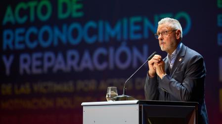 El director general de Paz y Convivencia del Gobierno, Martín Zabalza, presidente de la comisión de Reconocimiento y Reparación de estas víctimas, durante su intervención en el acto