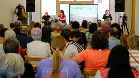 Numeroso público durante el primer foro de barrio en exclusiva de Azpilagaña