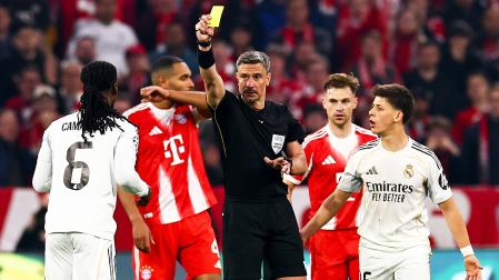 Momento en el que el colegiado Slavko Vincic (saca la segunda amarilla a Camavinga