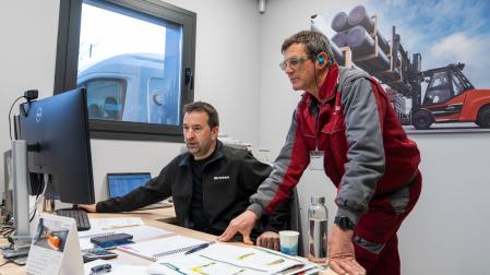 Íñigo Redin, responsable de postventa de Reybesa (izda), y Carlos Zunzarren, técnico especialista y formador de Reybesa (dcha)