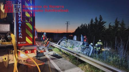 Uno de los vehículos ha quedado volcado y la carretera ha sido cortada al tráfico, aunque se ha habilitado un desvío