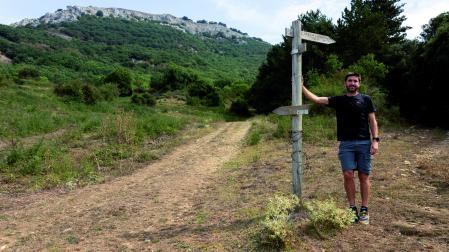 Roberto Martil, excapitán de Osasuna Magna, con la Trinidad de Erga al fondo.