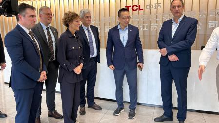 La Presidenta Chivite, durante su visita a la empresa