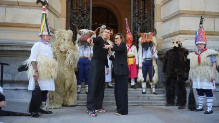 El cantante de Zetak, Pello Reparaz, con la diputada general de Bizkaia, Elixabete Etxanobe, personajes de la mitología vasca y joaldunak en las puertas del Palacio Foral de Bizlaia, en Bilbao