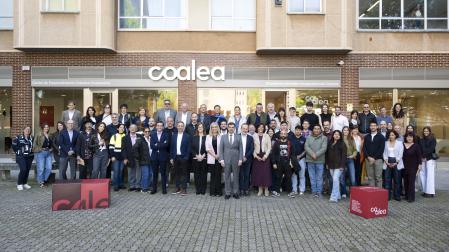 Foto de familia de los nuevos cooperativistas, representantes institucionales y miembros de Anel