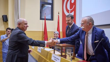 Javier Taberna (izquierda) y Rafael Moreno se saludan en la sesión constitutiva del pleno de la Cámara de Comercio de Navarra