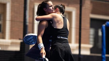 Abrazo de Marta Ortega a Martina Calvo tras vencer en cuartos del NewGiza P2 a Claudia Fernández y Sofía Araujo