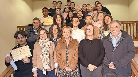 El alumnado graduado en la escuela taller con las autoridades que acudieron a la clausura