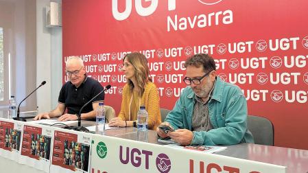 Lorenzo Ríos, Eva Azanza y Cesc Poch durante la presentación del informe