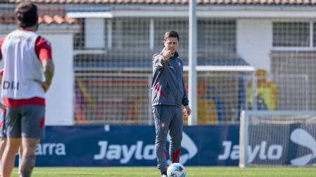 Alessio da indicaciones en el entrenamiento de ayer.j.p. urdíroz