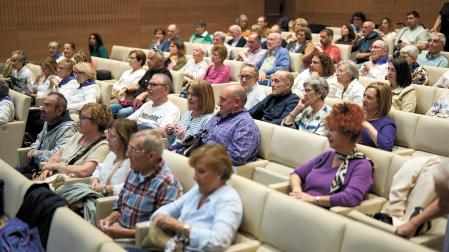 Público asistente a la grabación del podcast ‘Hablando de Parkinso’ ayer, en Civican