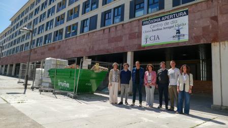 Inés Francés, directora gerente de ANDAP; Txema Mauleón, concejal de Acción Social de Pamplona; Joseba Arregui, presidente de la fundación Felipe Lecea, Mª Carmen Maeztu, consejera de Derechos Sociales; Ángel Gardachal, gerente de la Clínica; Aitor Larraza, presidente de la Mancomunidad de Sakana y patrono y Sara Ruiz de Erenchun, del equipo de la Clínica