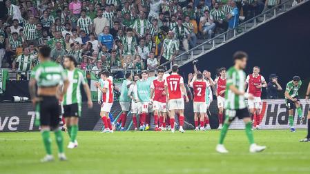 Los jugadores del Braga celebran un tanto ante el abatimiento de los béticos