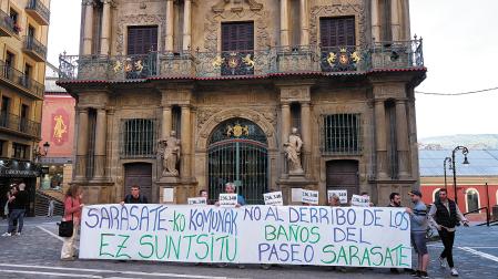 Imagen de la protesta que protagonizaron los vecinos en el exterior del pleno en contra del derribo de los baños de Sarasate