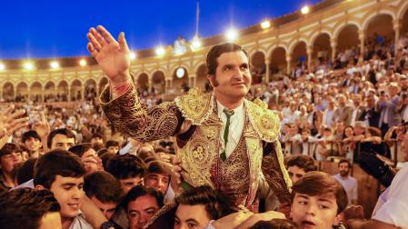 El diestro Morante de la Puebla sale a hombros durante el festejo de la Feria de Abril celebrado este jueves en La Maestranza.
