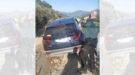 Imagen del vehículo atrapado en el barro