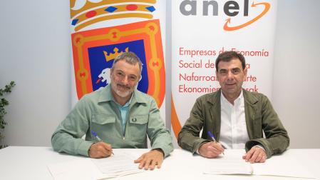 El concejal delegado del Área de Promoción Económica, Proyección Europea, Innovación, Juventud y Cooperación al Desarrollo, Mikel Armendáriz Barnechea y el presidente de ANEL, Ignacio Ugalde Barbería