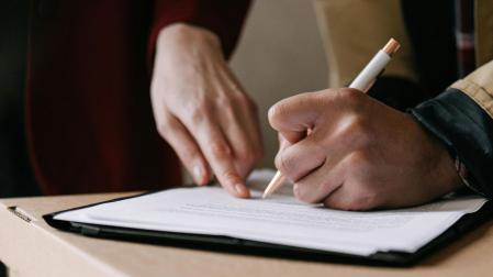 Una persona firmando un documento